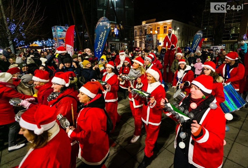 Parada Mikołajów rozpoczęła Jarmark Bożonarodzeniowy w Szczecinie. Iluminacja najwyższej choinki [ZDJĘCIA]