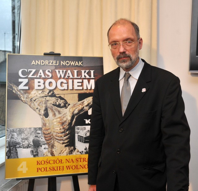 Prof. Andrzej Nowak. Kierownik Zakładu Historii Europy Wschodniej na UJ, były redaktor naczelny dwumiesięcznika "Arcana". Wybitny znawca dziejów Rosji i stosunków polsko-rosyjskich. Autor licznych książek na ten temat, ostatnio ukazała się "Putin. Źródła imperialnej agresji". Urodzony w 1960 r. w Krakowie. Konserwatysta związany z prawą stroną sceny politycznej. W wyborach prezydenckich w 2005 i 2010 r. wspierał kandydatury Lecha i Jarosława Kaczyńskich.