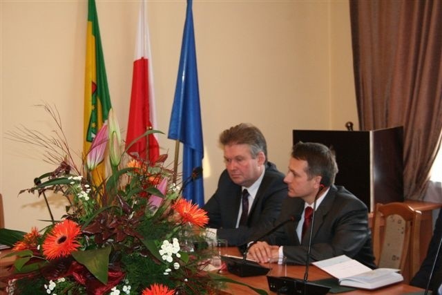 Nowy &#8211; stary starosta Zbigniew Kamiński (z lewej) ze swoim nowym zastępcą Jerzym Baurem