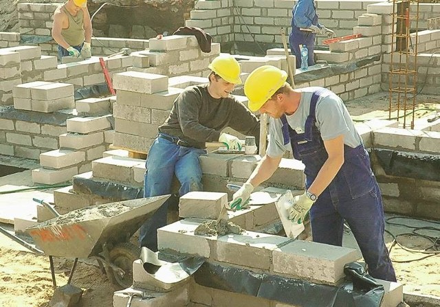 Budowa bloku przy ulicy Koszarowej ruszyła 1 marca. Ma się zakończyć jeszcze w tym roku - w grudniu