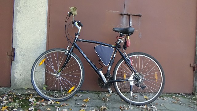Odzyskany rower marki Jamis, który został skradziony - jego właściciela poszukują policjanci