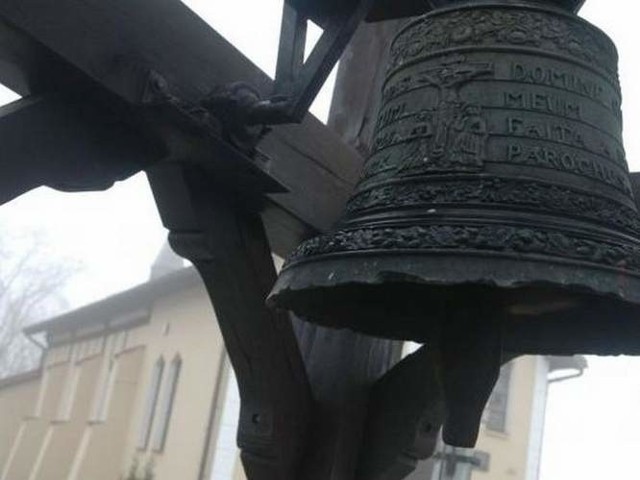 Jeden z dzwonów skradzionych w Sartowicach.