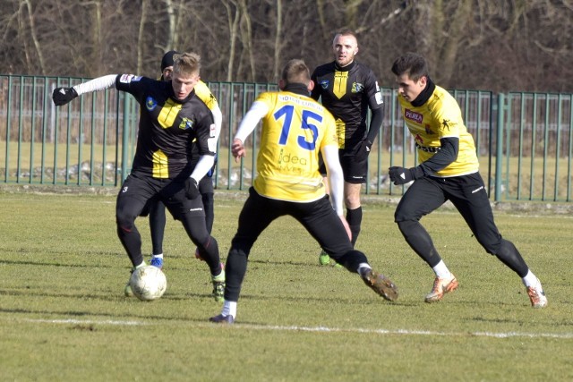 Piłkarze Siarki Tarnobrzeg (w czarnych koszulkach) odniczają już godziny pozostałe im do meczu w Katowicach.