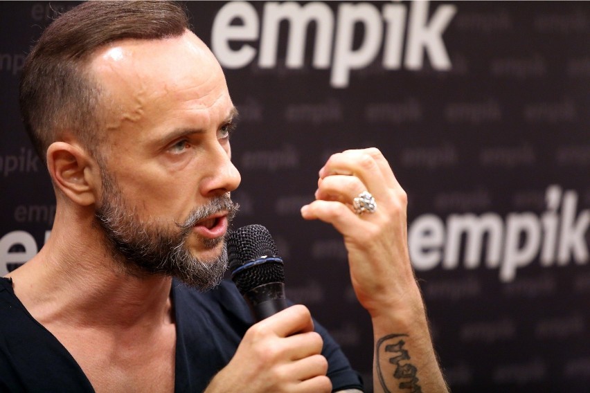 Adam Nergal Darski jest liderem zespołu Behemoth