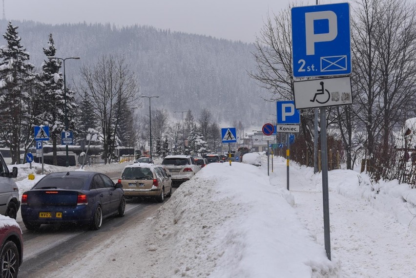 Zima w górach nie odpuszcza. Śniegu jest tyle, że trzeba go wywozić z Krupówek [ZDJĘCIA]