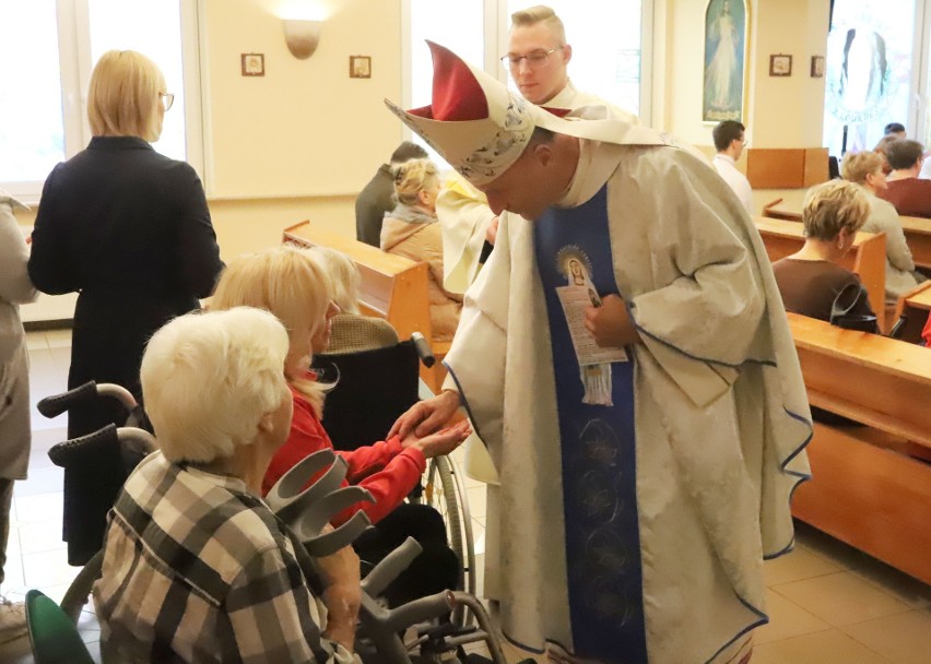 Biskup Marek Solarczyk odwiedził chorych w szpitalu na...
