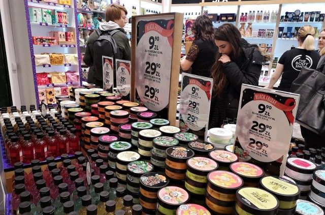 Z okazji Black Friday drogerie objęły promocją tysiące kosmetyków
