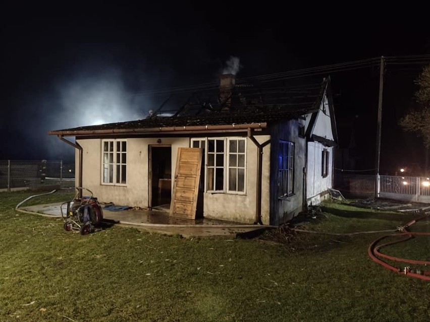 Tragiczny pożar w Woli Bystrzyckiej. Podczas akcji gaśniczej strażacy natrafili na zwłoki starszego mężczyzny