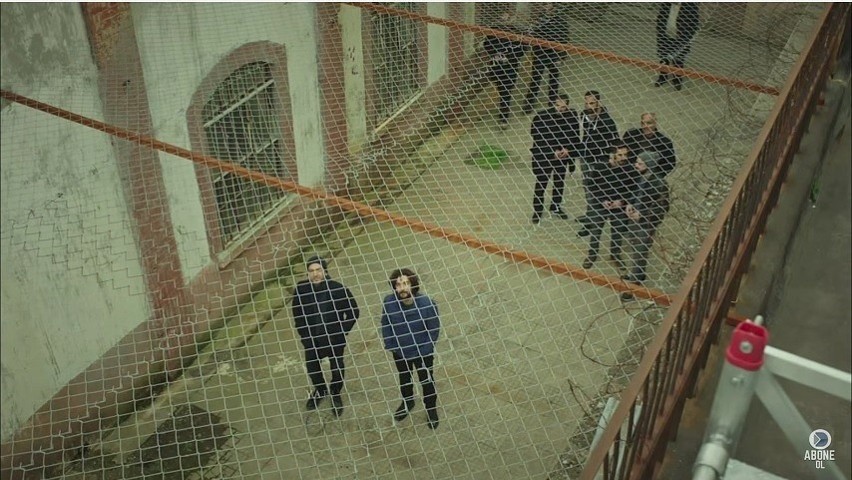Więźniowie widzą balony.