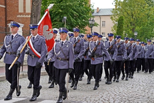 W Łomży, na Starym Rynku odbył się uroczysty apel z okazji obchodów 100. rocznicy powstania Policji Państwowej, pod honorowym patronatem Wiceministra Spraw Wewnętrznych i Administracji Jarosława Zielińskiego.