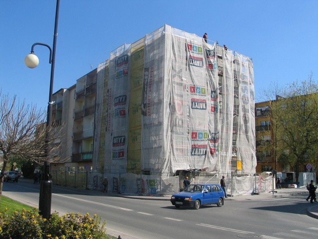 Prace termomodernizacyjne prowadzone są między innymi na bloku przy ulicy Mickiewicza i Piłsudskiego, którym zarządza Tarnobrzeska Spółdzielnia Mieszkaniowa.