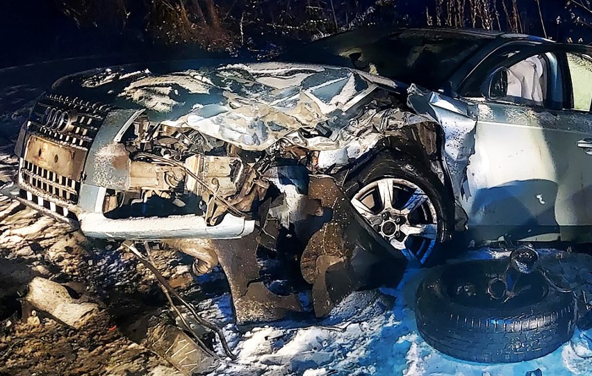 Groźny wypadek drogowy na granicy miasta Mszana Dolna i wsi Podobin. Ranny w szpitalu