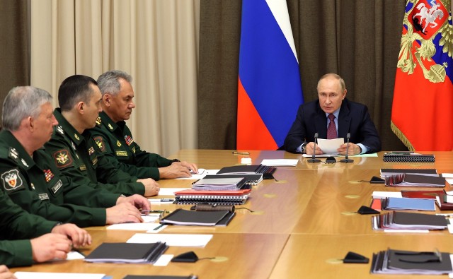 Bloomberg: Na Kremlu pojawiła się grupa krytyków decyzji Władimira Putina o inwazji na Ukrainę