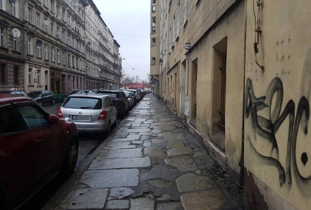 Dziurawe chodniki na ul. Kościuszki i Prądzyńskiego idą do remontu