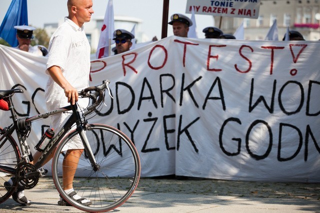 Protest na Odrze: Pracownicy RZGW chcą 800 zł podwyżki (ZDJĘCIA)