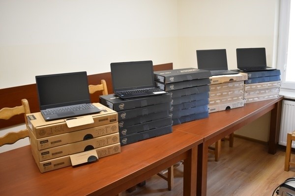 Władze gminy Nowy Korczyn zakupiły laptopy dla potrzebujących uczniów. Zostaną im użyczone na czas nauki zdalnej