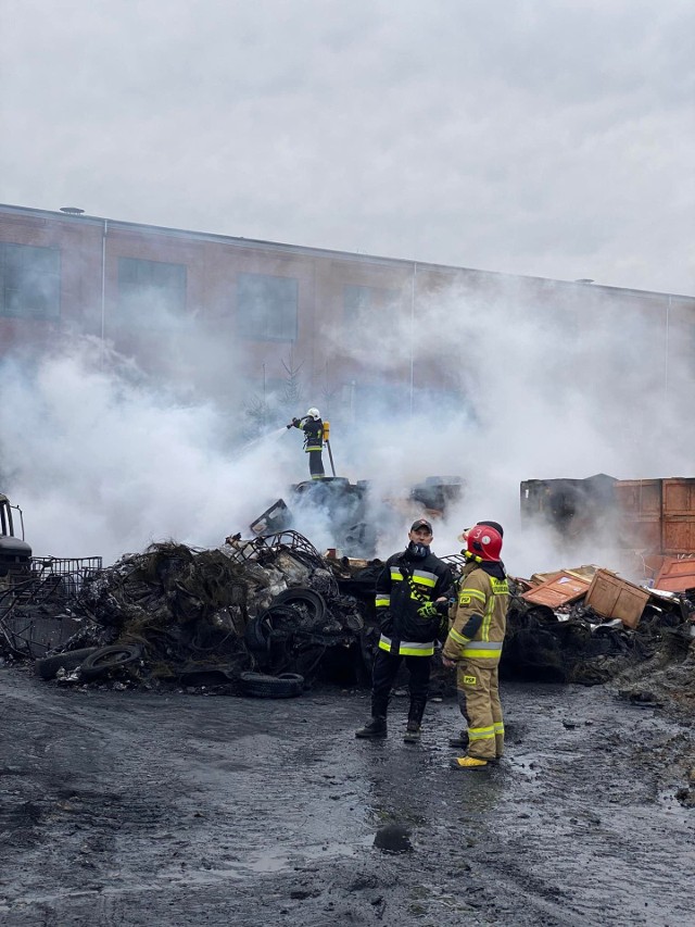 Płonie magazyn z akumulatorami w Ciechowie pod Środą Śląską. Z ogniem walczy 30 zastępów straży pożarnej.