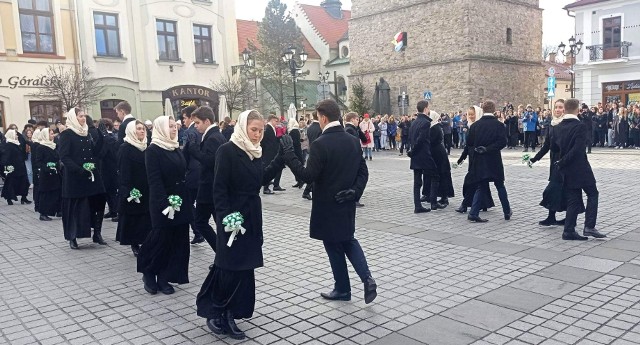 Uczniowie klas maturalnych I LO. im Mikołaja Kopernika w Żywcu po raz 6 zaprezentowali na rynku tradycyjnego poloneza