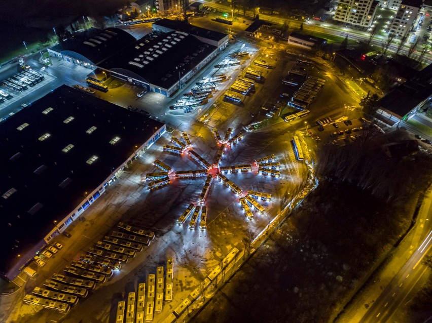 Kraków. Największa na świecie śnieżynka utworzona z autobusów miejskich robi furorę w sieci. MPK właśnie dorzuciło nowe zdjęcia