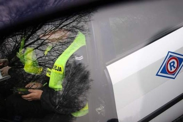 Kierowca czerwonej osobówki zajechał drogę i doprowadził do wypadku na ul. Zambrowskiej w Białymstoku. Odjechał z miejsca zdarzenia.