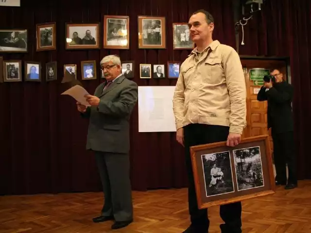 Adam Gąsianowski podczas wernisażu wystawy &#8222;Czar starej fotografii&#8221; w Harasiukach.