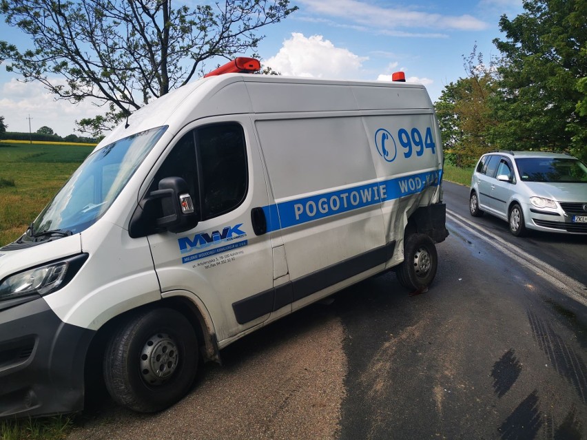 Wypadek koło Dygowa. Opel zderzył się z busem