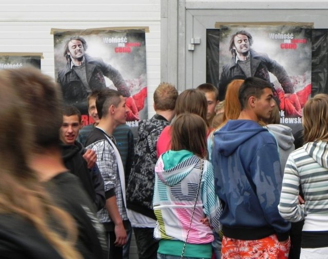 Widzowie przed Kinem Festiwalowym 40. LLF w Łagowie. Na plakacie "Czarnego Czwartku" - Maciej Półtorak.