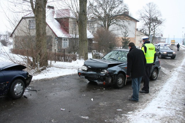 - Dobrze, że zdążyłem ustawić się lekko skosem - mówi kierowca, na którego wpadł opel. - Ale to był odruch. Na szczęście jechałem sam.