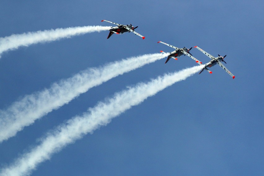 Air Festival Świdnik. Taniec Biało - Czerwonych Iskier na niebie [ZDJĘCIA, WIDEO]