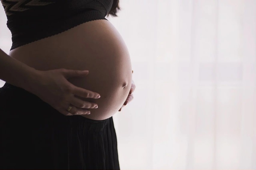 Wzdęcia także mogą być objawem ciąży, chociaż występującym...