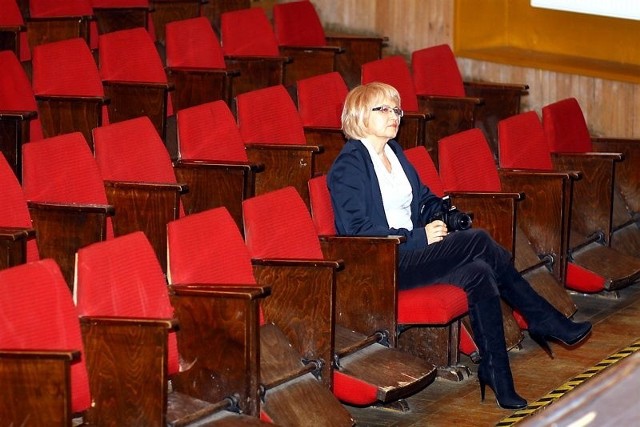 Halina Gawrońska, dyrektorka domu kultury chętnie posiedziałaby na wygodniejszym fotelu