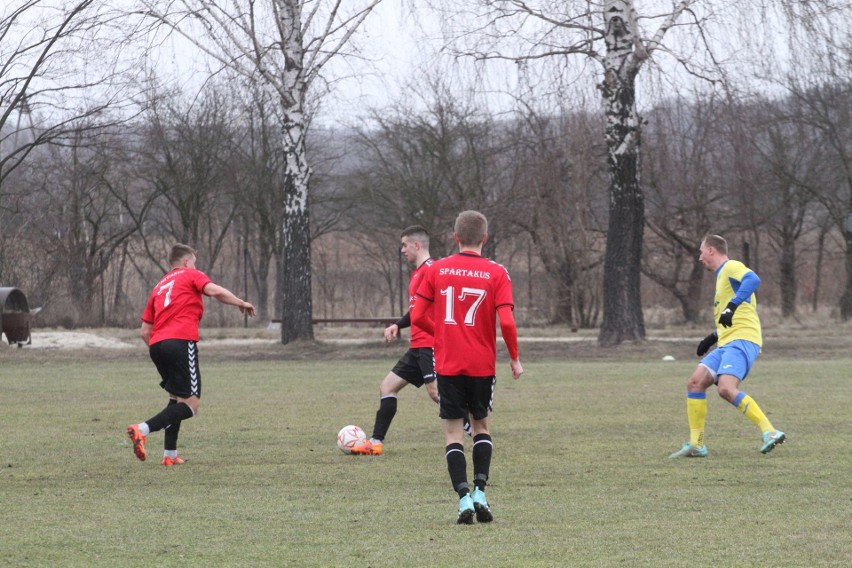 Trzecia liga. Ciekawy mecz w Daleszycach. Spartakus przegrał z Hutnikiem Kraków 0:1 [DUŻO ZDJĘĆ, WIDEO]