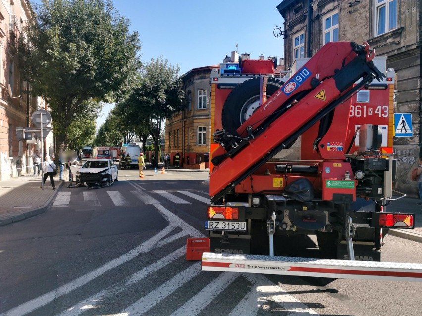 Wypadek w Przemyślu. Na ul. Dworskiego kierujący hyundaiem zderzył się z motocyklistą [ZDJĘCIA]