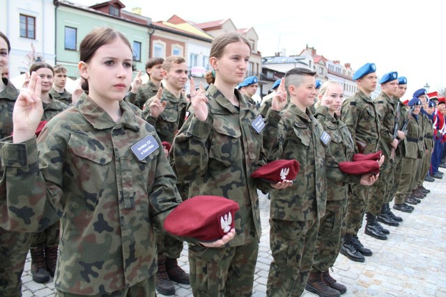 Na opatowskim rynku prawie 100 uczniów Zakładu Doskonalenia Zawodowego z Opatowa i Buska Zdroju złożyło uroczyste ślubowanie