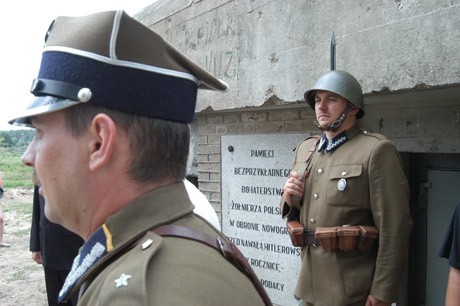 W ubiegłym roku hołd obrońcom miasta oddali mieszkańcy Łomży na piątnickich fortach. Tym razem główne uroczystości rocznicowe poświęcone pamięci młodych bohaterów odbyły się w Nowogrodzie pod pomnikiem im poświęconym i przy wzniesionym w 1939 roku schronie nad Narwią.