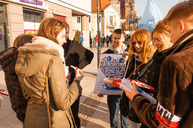 Rynek Kościuszki. Młodzież Wszechpolska zorganizowała kampanię Kocham Polskę (zdjęcia)