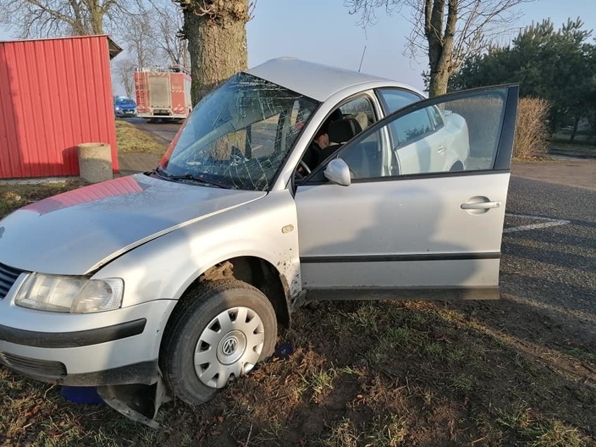 Groźny wypadek pod Wrześnią. Samochód uderzył w drzewo.