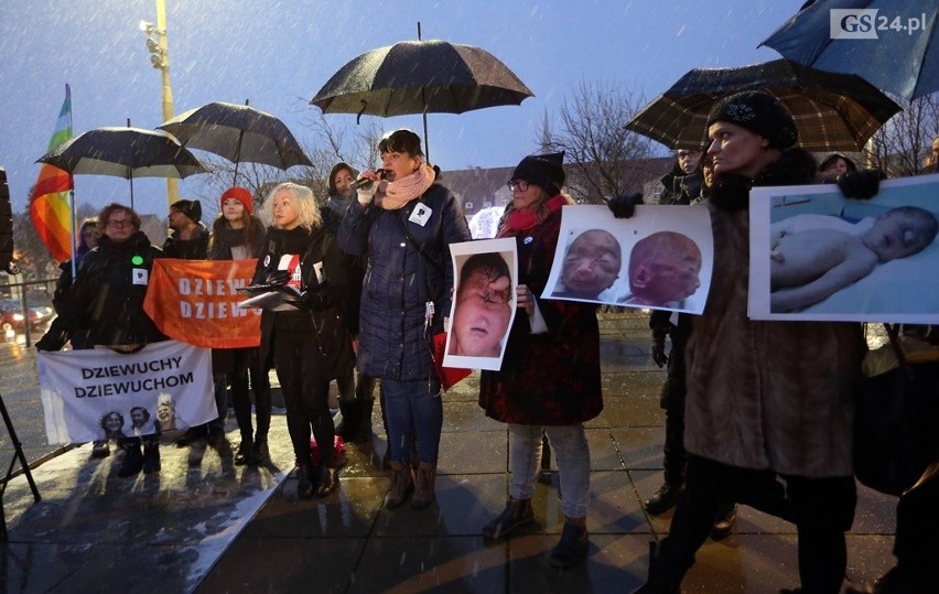 Kilkaset osób protestowało w środę na pl. Solidarności. Przyszły nie tylko kobiety