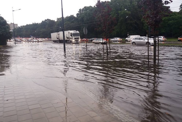 Burza i ulewa w Łodzi. Poranne UTRUDNIENIA W RUCHU Sprawdź, którędy nie jechać