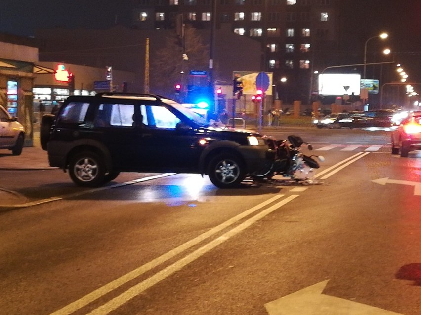 Wypadek motocyklisty na Radwańskiej. Land rover zderzył się z motocyklem. Informacje 18.12.2019