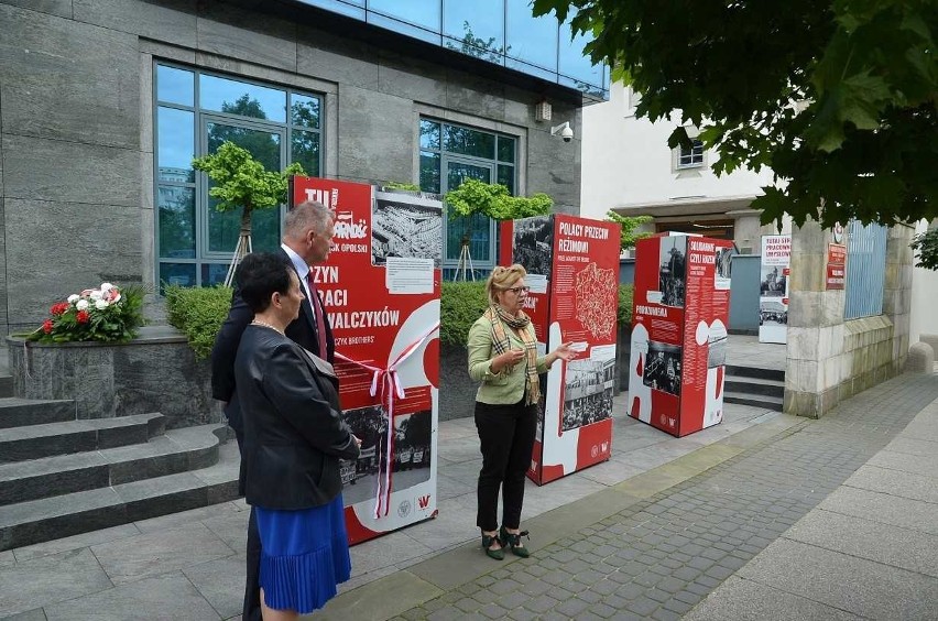 Wystawa "Tu rodziła się Solidarność" przed NBP w Opolu.