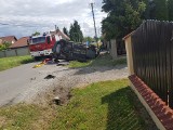 Wypadek w Sosnowicach k. Brzeźnicy samochód osobowy wypadł z drogi i dachował. Poszkodowanego zabrał do szpitala śmigłowiec