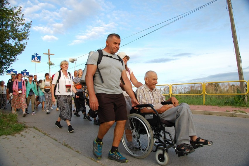 Kolejny dzień pielgrzymki na Jasną Górę. Za lubelskimi pątnikami 36 km drogi. Zobacz zdjęcia