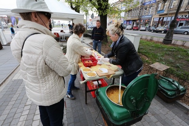 Na mieszkańców czekała między innymi grochówka.