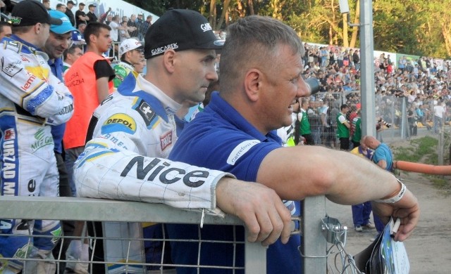 Tomasz Gollob w dobrej komitywie z trenerem MrGarden GKM Robertem Kempińskim na stadionie w Grudziądzu obserwują kolejny wyścig podczas meczu