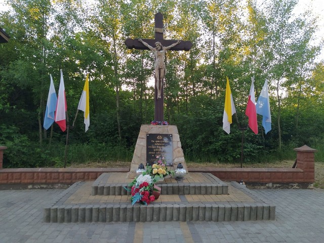 Krzyż na cmentarzu w tak zwanej Księżej Choinie, gdzie spoczywa 722 poległych żołnierzy