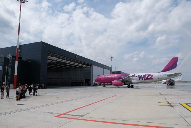 7 lipca 2022 roku na lotnisku w Pyrzowicach uruchomiono nowy hangar techniczny. jego dzierżawcą są linie Wizz Air.Zobacz kolejne zdjęcia. Przesuwaj zdjęcia w prawo - naciśnij strzałkę lub przycisk NASTĘPNE