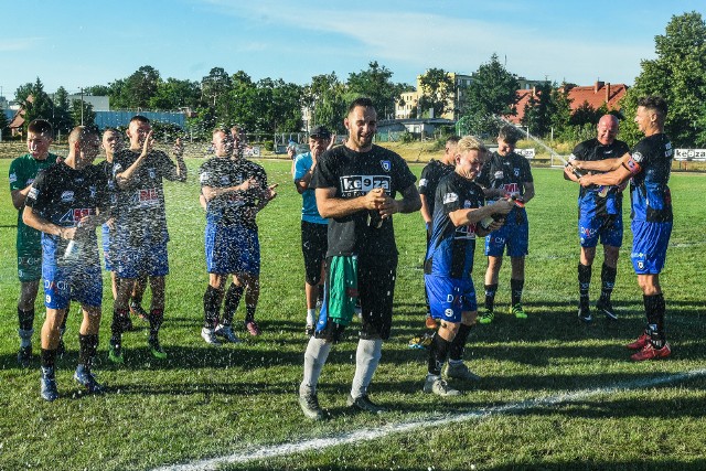 Piłkarze i kibice Zawiszy wspólnie świętowali awans do V ligi. Były chóralne śpiewy i zabawa. W pierwszej połowie na trybunach był Jacek Góralski. Wychowanek Zawiszy przygotowuje się do wyjazdu na mundial do Rosji. W piątek zagrał przeciwko Chile, a krótką chwilę wolnego postanowił wykorzystać, by pooglądać w akcji swoich byłych kolegów.