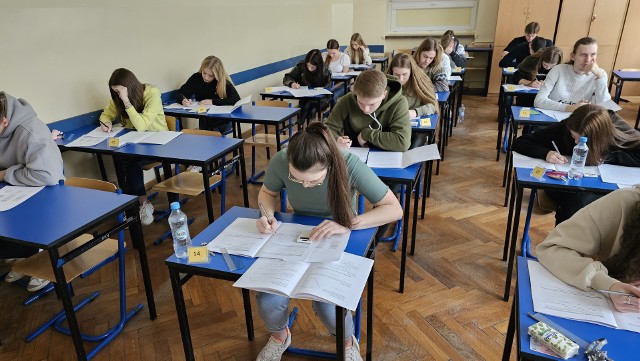 Próbna matura z matematyki w VII Liceum Ogólnokształcącym imienia Józefa Piłsudskiego w Kielcach.