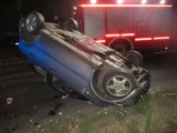 Poważny wypadek w Gnieźnie. Auto wylądowało na dachu. Sprawę bada prokuratura